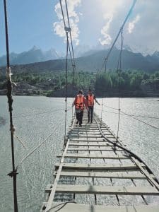 フセイニ橋（Hussaini Suspension Bridge）